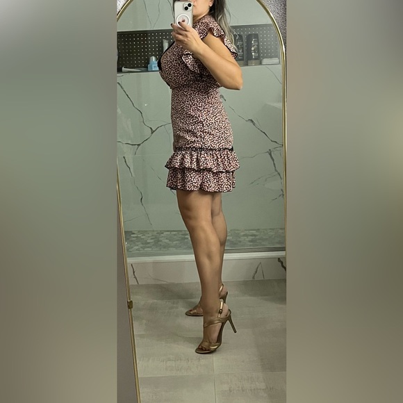 Threads and States Los Angeles, Beautiful floral mini dress! - Picture 2 of 5